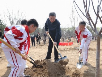 黨和國家領(lǐng)導(dǎo)人參加首都義務(wù)植樹活動(dòng)